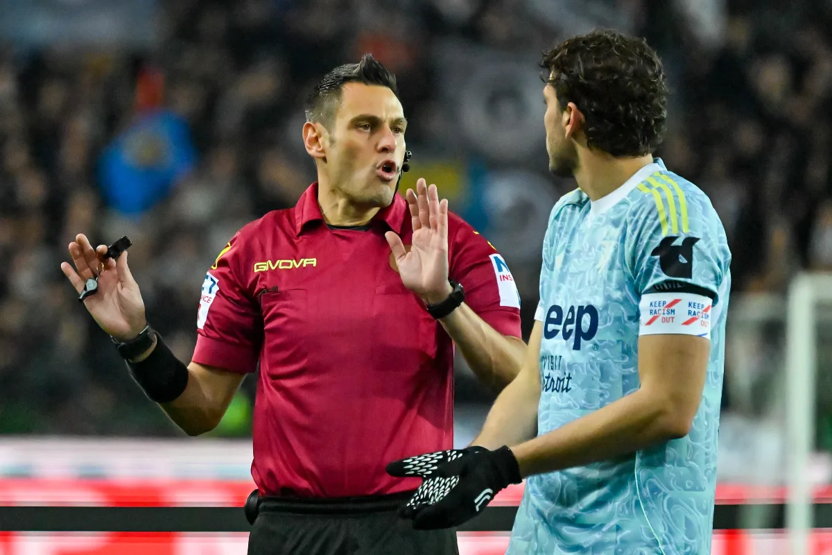 Locatelli protesta con l'arbitro