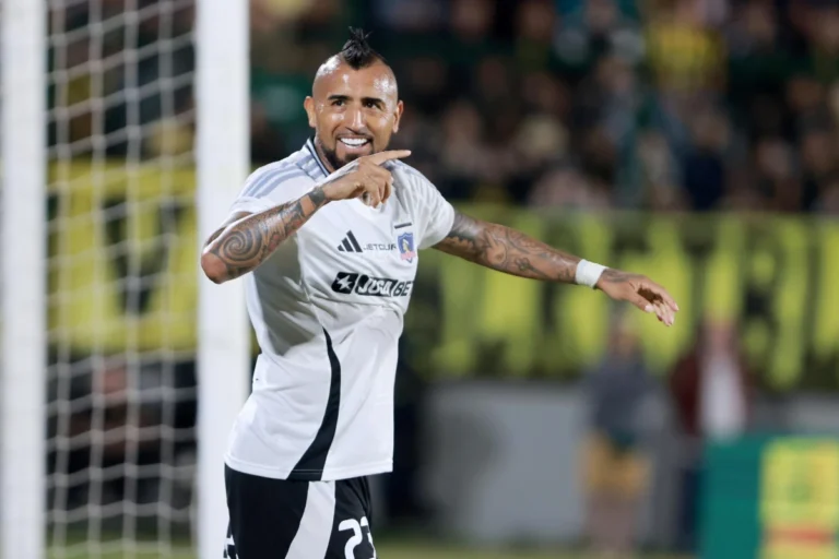 Arturo Vidal con addosso la maglia del Colo Colo