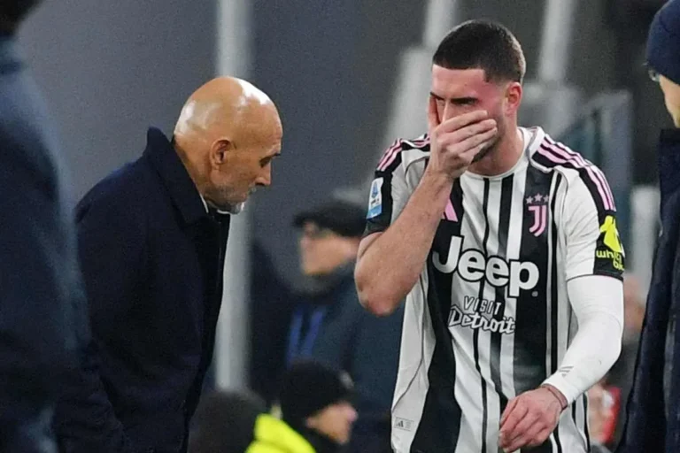 Dusan Vlahovic durante una sessione con la Juventus nel negoziato di rinnovo contrattuale
