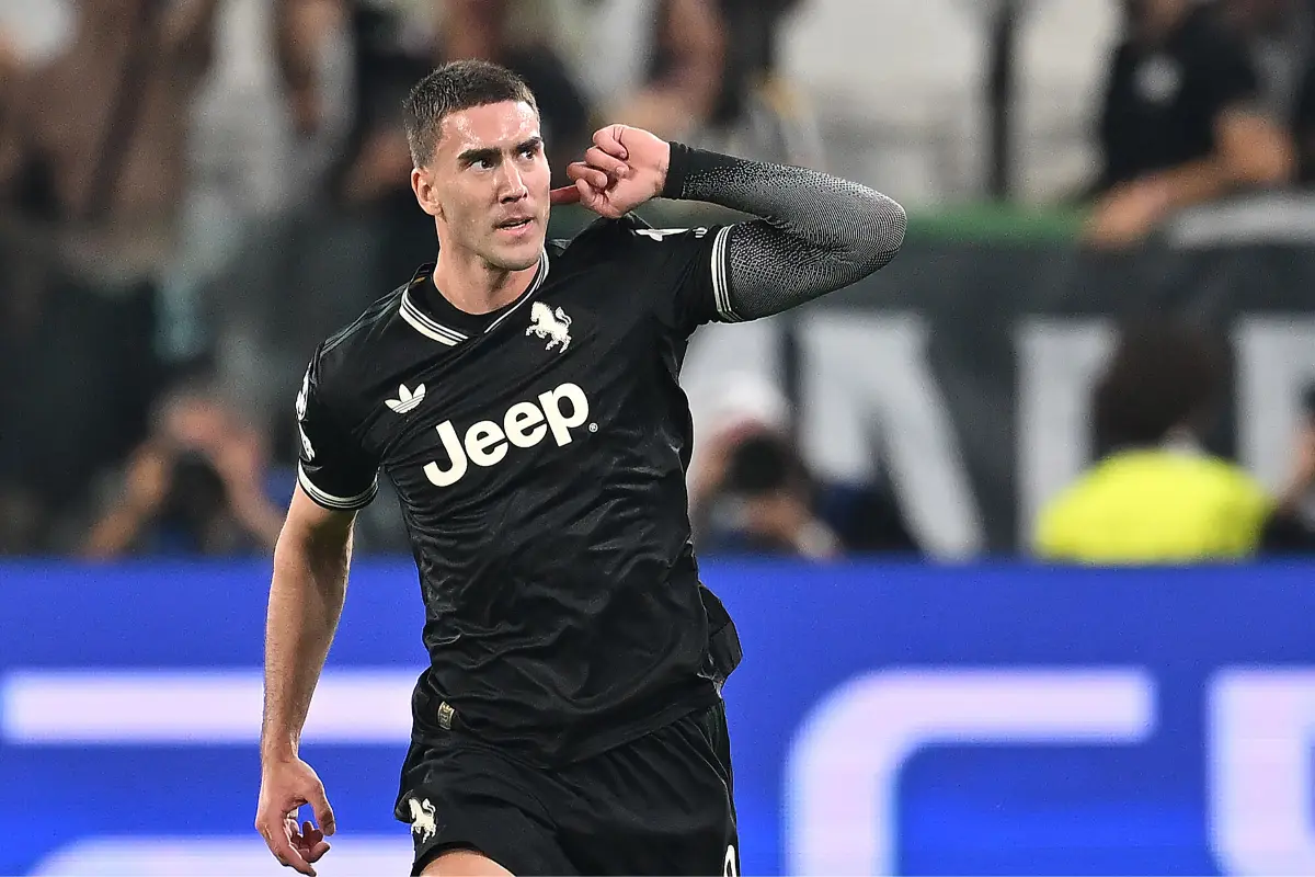 Dusan Vlahovic esulta dopo un gol con la maglia della Juventus