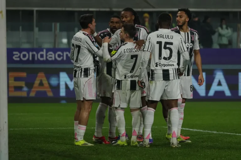 I calciatori della Juventus esultano dopo la rete realizzata da Gleison Bremer nel match contro il Parma