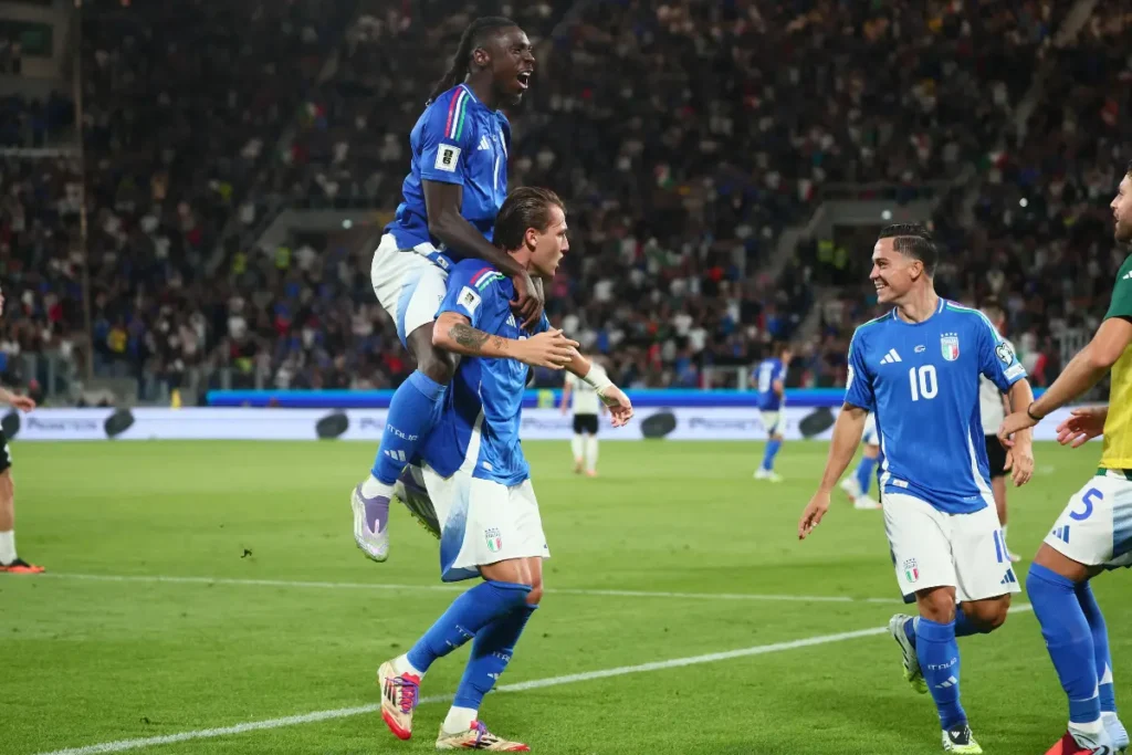 Kean, Retegui e Raspadori esultano dopo un gol segnato in Nazionale