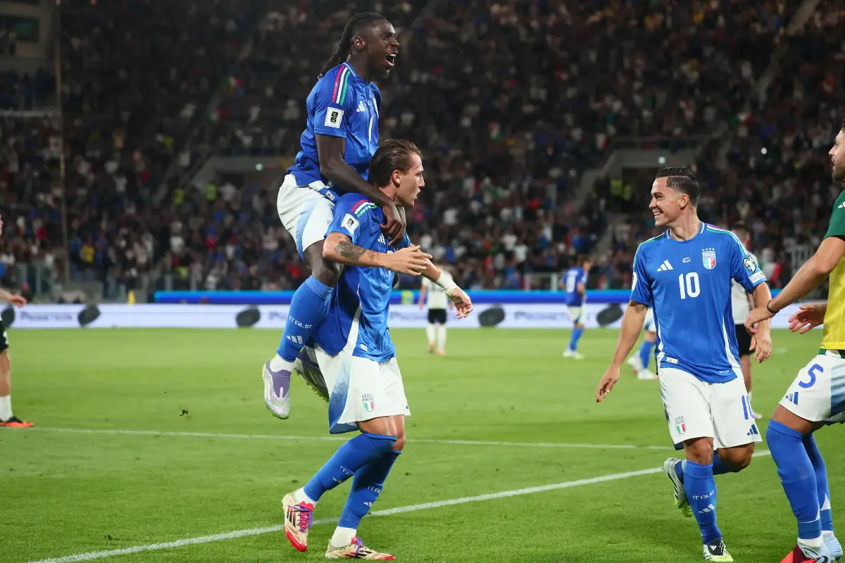 Kean, Retegui e Raspadori esultano dopo un gol segnato in Nazionale