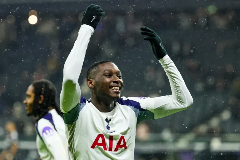 Kolo Muani esulta con il Tottenham durante la stagione di Igor Tudor