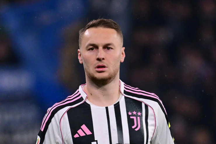 Teun Koopmeiners in maglia Juventus durante una partita, volto concentrato in campo