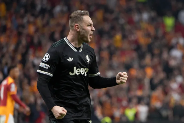 Teun Koopmeiners in azione con la maglia della Juventus nera durante una partita, con lo stadio sullo sfondo