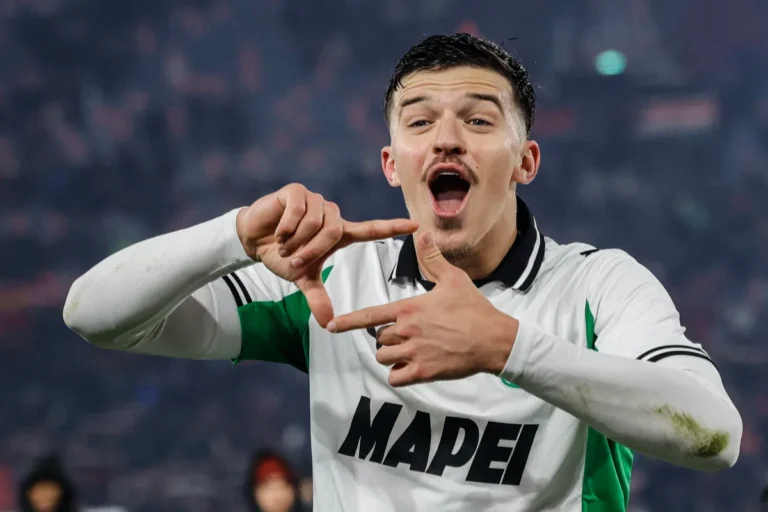 Difensore in azione durante una partita, contesto di infortunio muscolare nel calcio