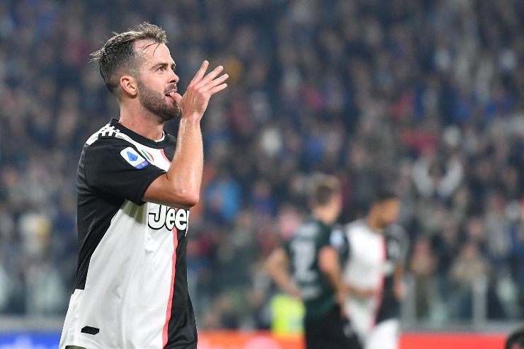 Pjanic in campo con la Juve in Serie A.