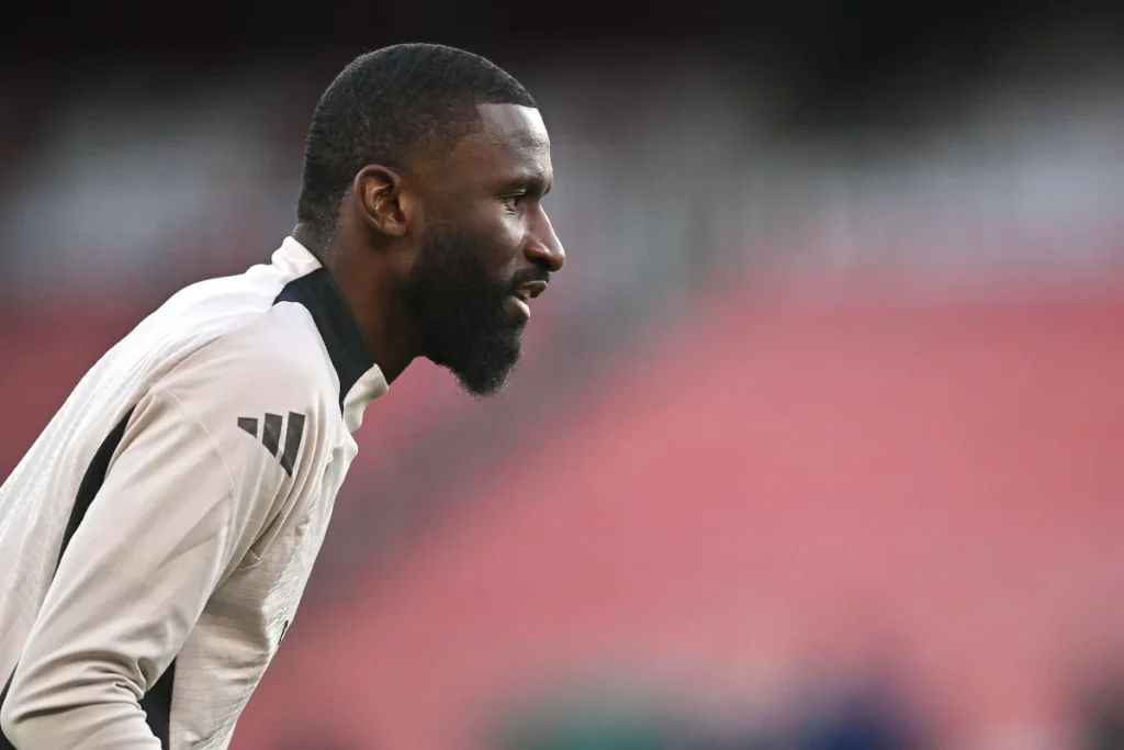 Antonio Rudiger, difensore del Real Madrid, durante una partita in maglia bianca Adidas