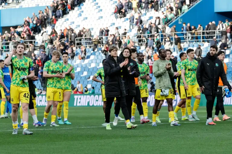 Calciatori del Sassuolo in maglia gialla e verde applaudono al termine della partita nello stadio