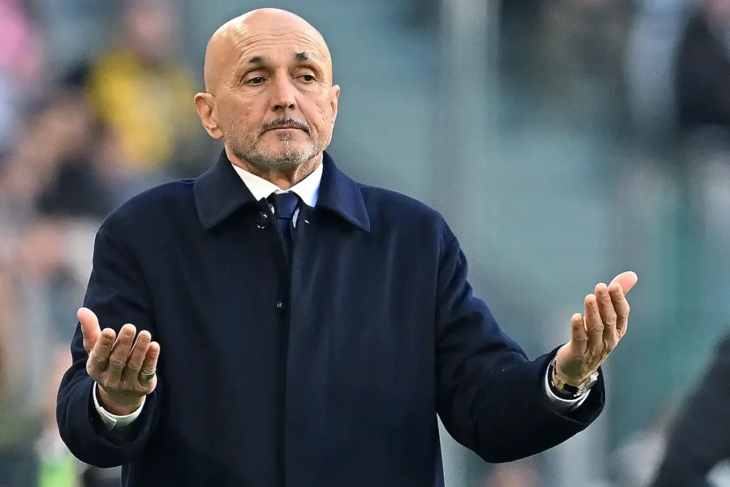 Spalletti allarga le braccia durante la partita della Juventus