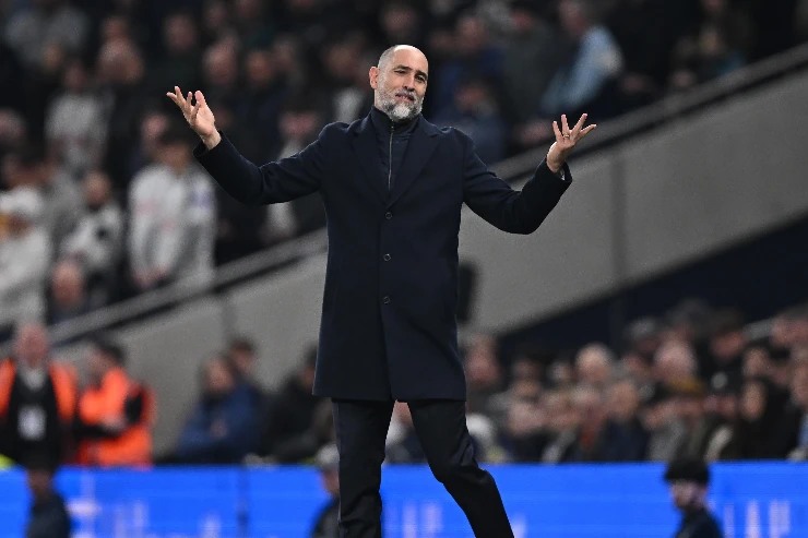 Igor Tudor allenatore in panchina con le braccia alzate durante una partita