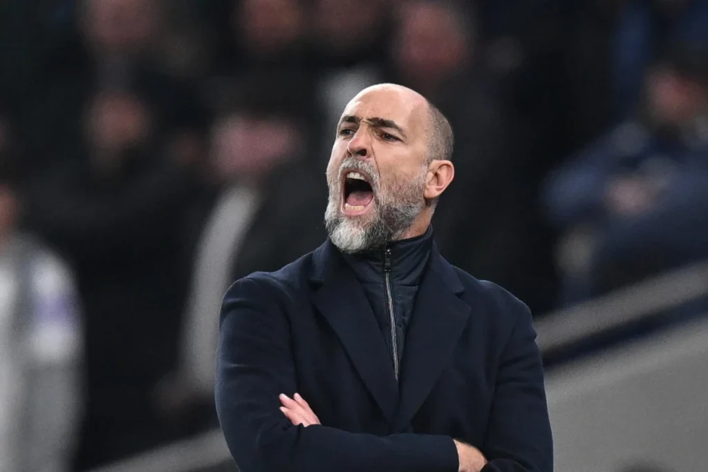 Igor Tudor in panchina al Tottenham con espressione intensa durante una partita di Premier League