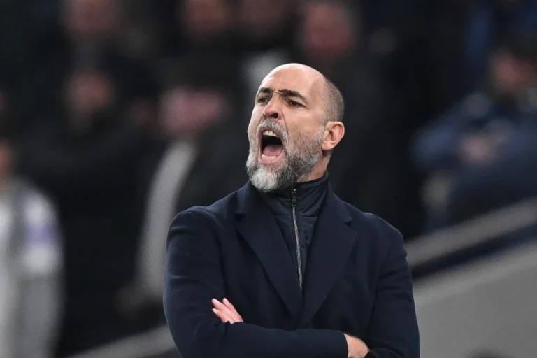Igor Tudor in panchina al Tottenham con espressione intensa durante una partita di Premier League