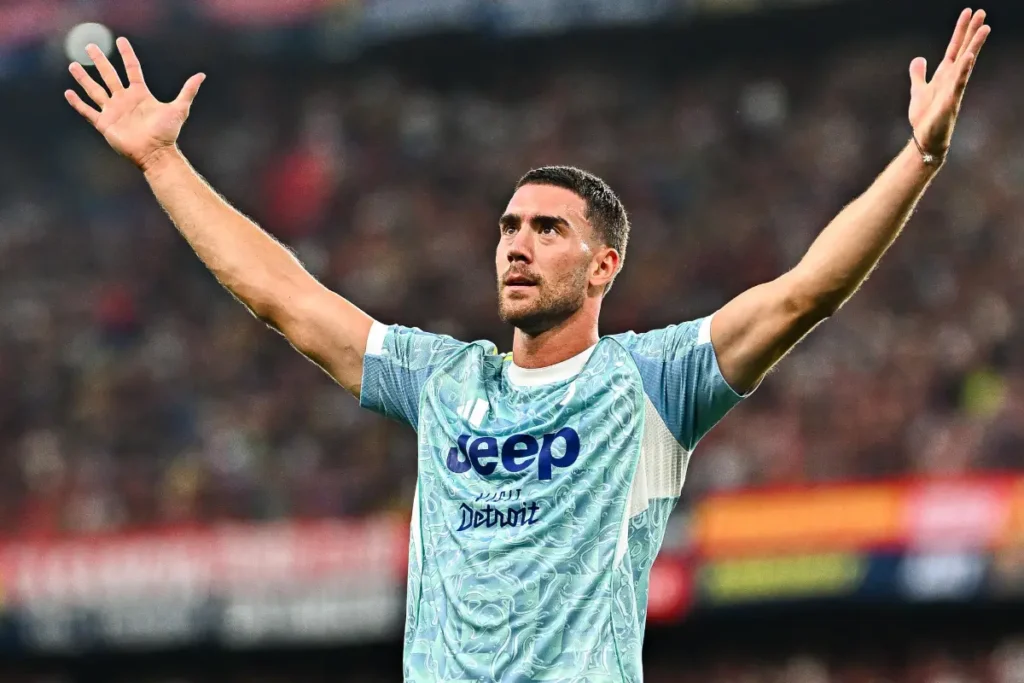 Dusan Vlahovic esulta con la maglia della Juventus