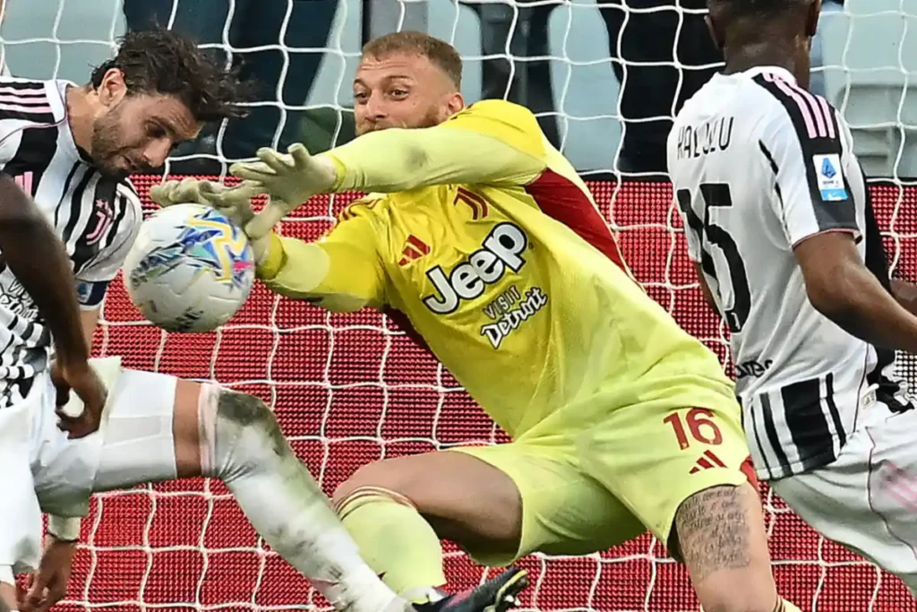 Michele Di Gregorio para un rigore nella sfida Juventus-Genoa