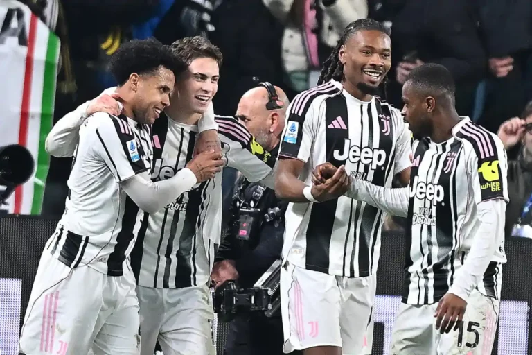 Giocatori della Juventus esultano