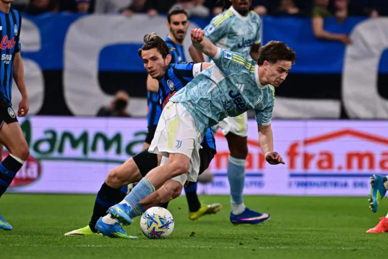 Kenan Yildiz in azione con la Juventus, a rischio per Bologna per infiammazione al ginocchio
