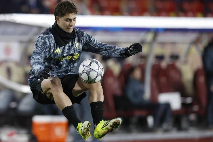 Kenan Yildiz, attaccante della Juventus, si riscalda prima del match contro il Monaco