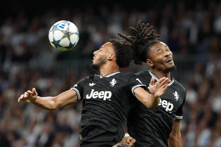 Khephren Thuram e Lloyd Kelly, calciatori della Juventus, nel corso della sfida di Champions League contro il Galatasaray