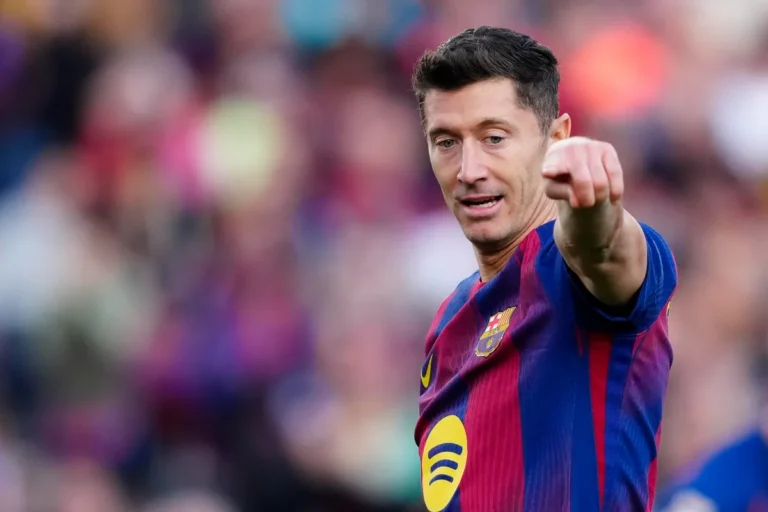 Lewandowski indica in campo