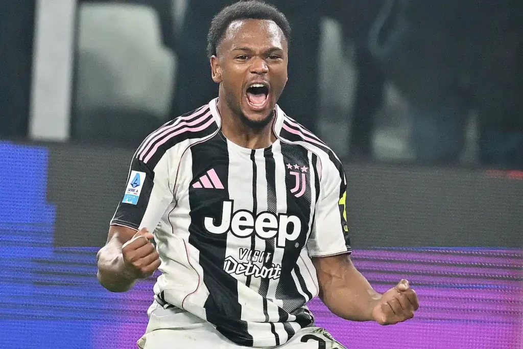 Loïs Openda esulta con la maglia della Juventus dopo il gol contro la Roma