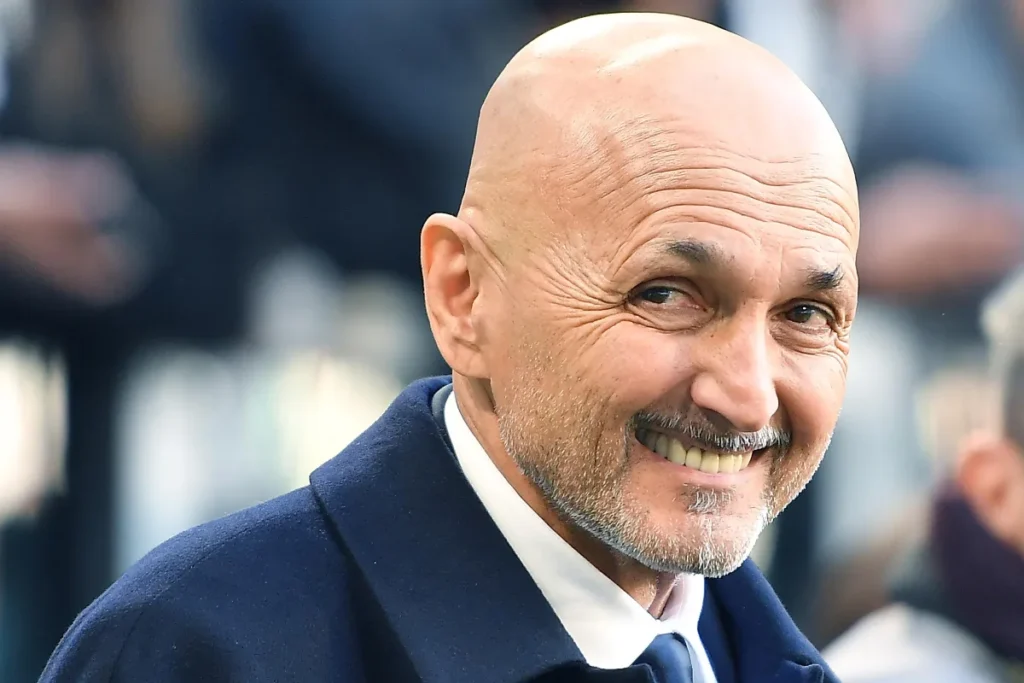 Luciano Spalletti sorridente in campo