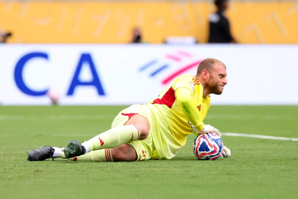 Michele Di Gregorio, portiere della Juventus, nel corso del match contro il Manchester City
