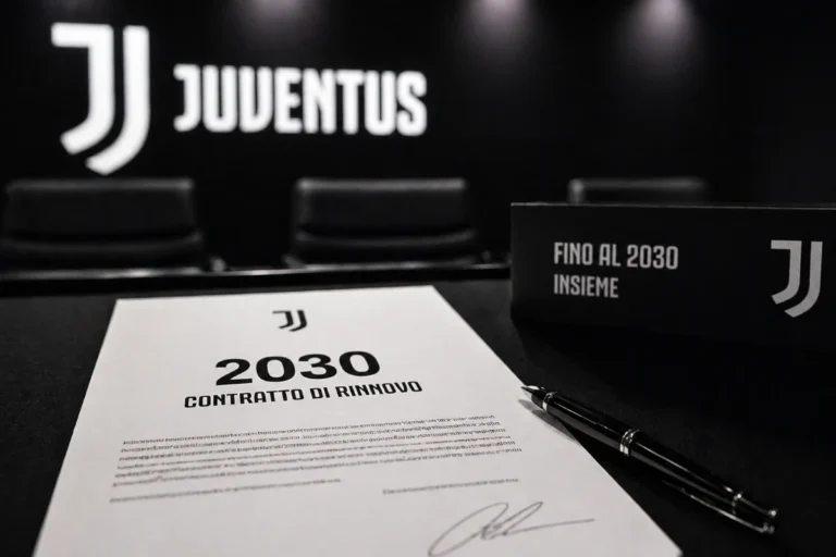 Documento di rinnovo contrattuale Juventus 2030 con logo bianconero e penna sul tavolo