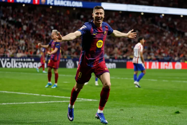 Lewandowski esulta con il Barcellona