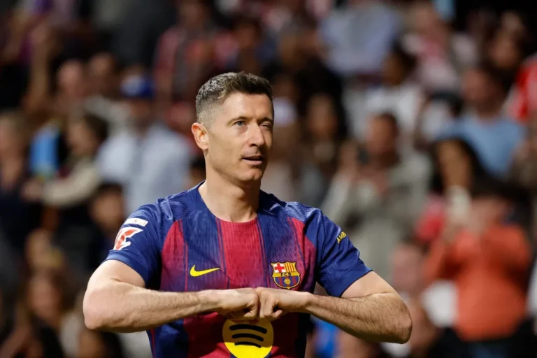 Robert Lewandowski, attaccante del Barcellona, esulta dopo la rete realizzata contro l'Atletico Madrid