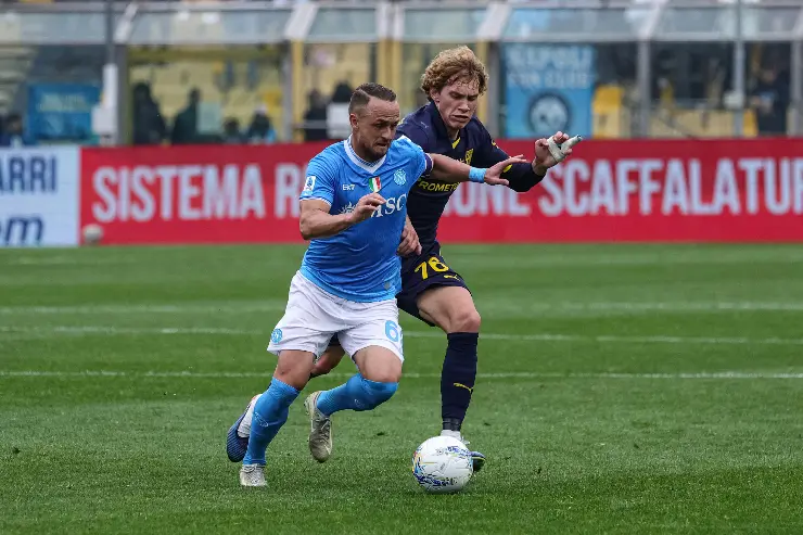Stanislav Lobotka, centrocampista del Napoli, nel corso del match contro il Parma