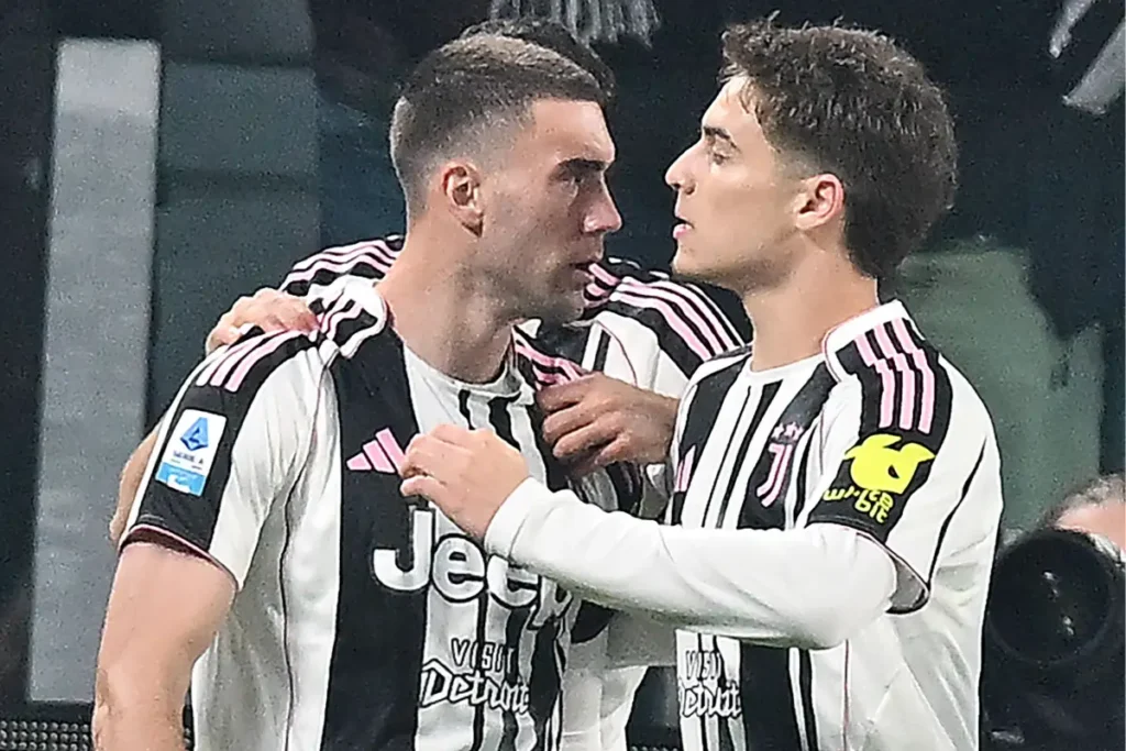 Vlahovic e Yildiz esultano