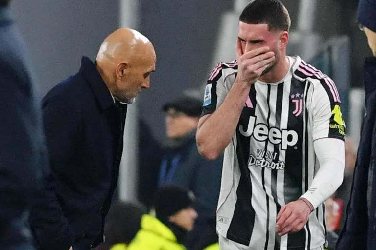 Luciano Spalletti con Dusan Vlahovic in campo alla Juventus
