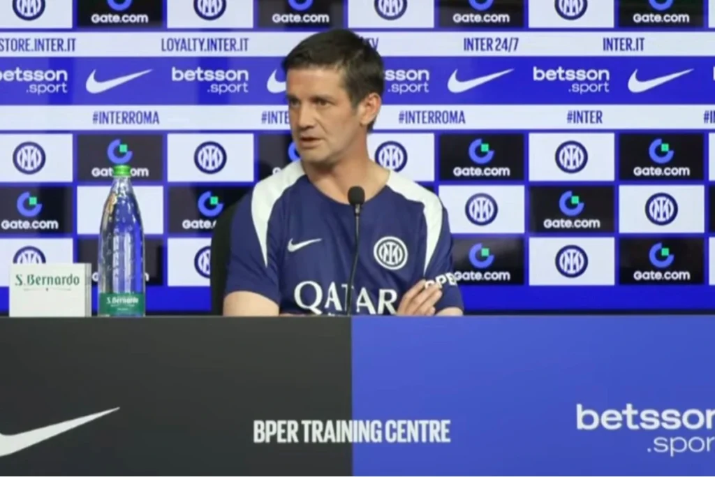 Cristian Chivu in conferenza stampa all'Inter parla della doppia morale arbitrale