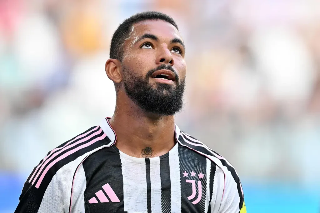 Douglas Luiz con la maglia della Juventus