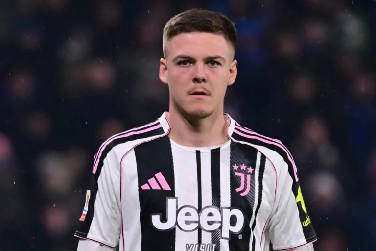 Emil Holm in azione con la Juventus contro l'Atalanta nella corsia destra