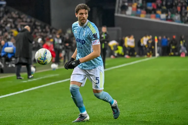 Locatelli in partita con la Juventus