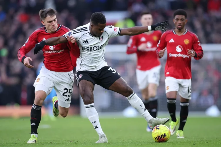 Manuel Ugarte in azione con il Fulham in Premier League durante una partita
