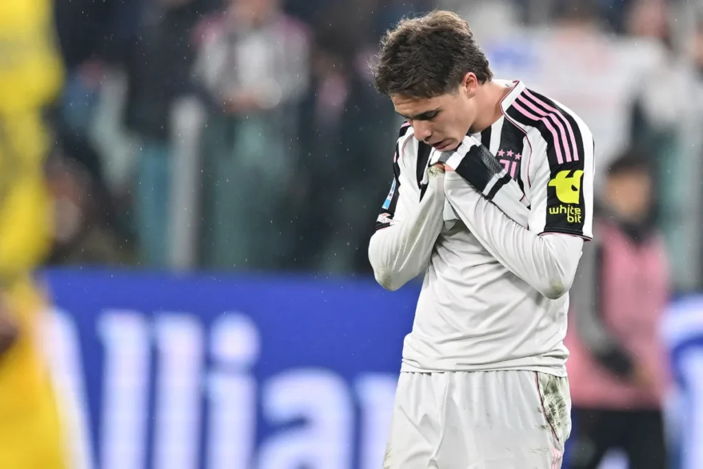 Kenan Yildiz deluso durante la partita contro il Milan