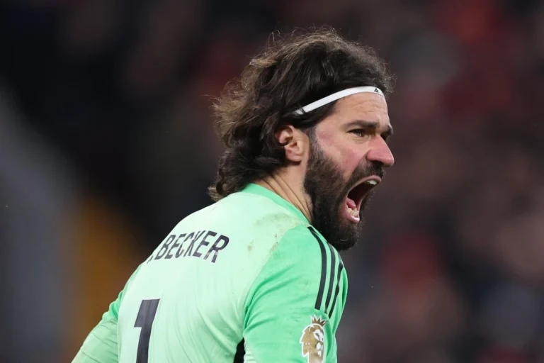 Alisson Becker esulta con la maglia del Liverpool, aperto al trasferimento alla Juventus