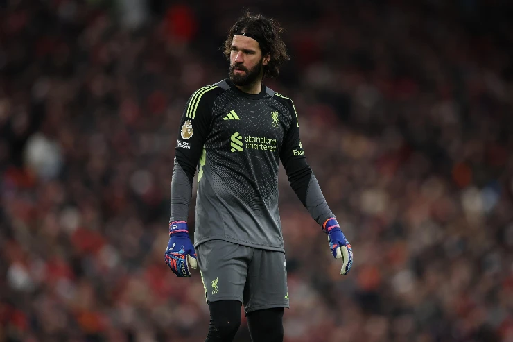 Alisson, portiere del Liverpool, nel corso del match contro il Tottenham