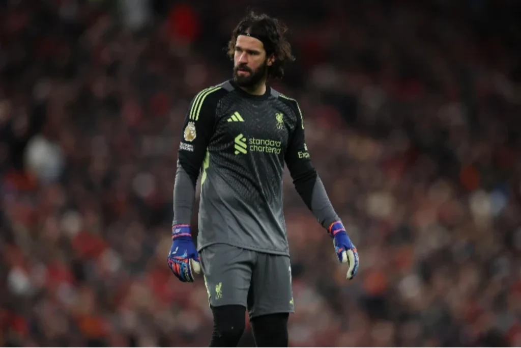 Alisson, portiere del Liverpool, nel corso del match contro il Tottenham