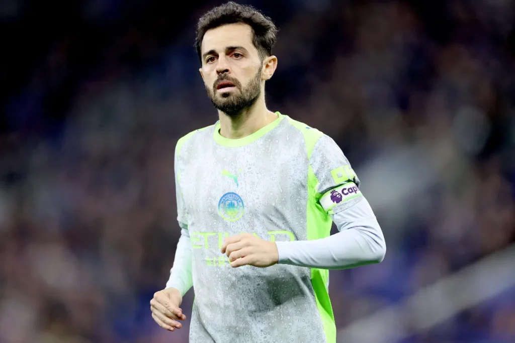 Bernardo Silva, centrocampista del Manchester City, durante una partita in maglia grigia e dettagli fluo