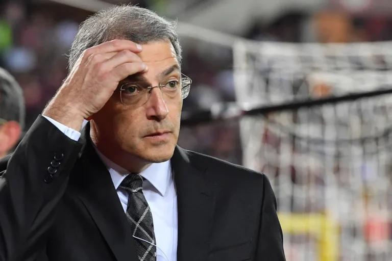 Damien Comolli amministratore delegato della Juventus in panchina durante una partita