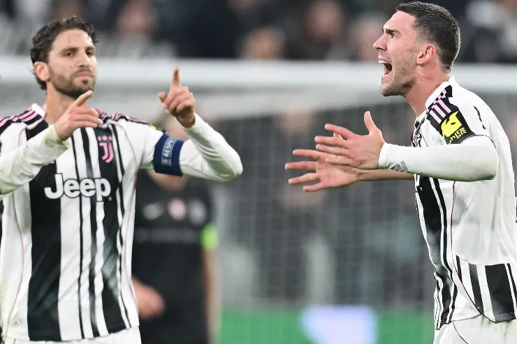 Dusan Vlahovic, attaccante della Juventus, e Manuel Locatelli, centrocampista della Juventus, nel corso del match contro lo Sporting Lisbona
