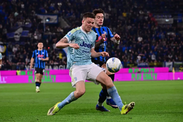 Emil Holm terzino della Juventus contrasta il pallone durante una partita di Serie A