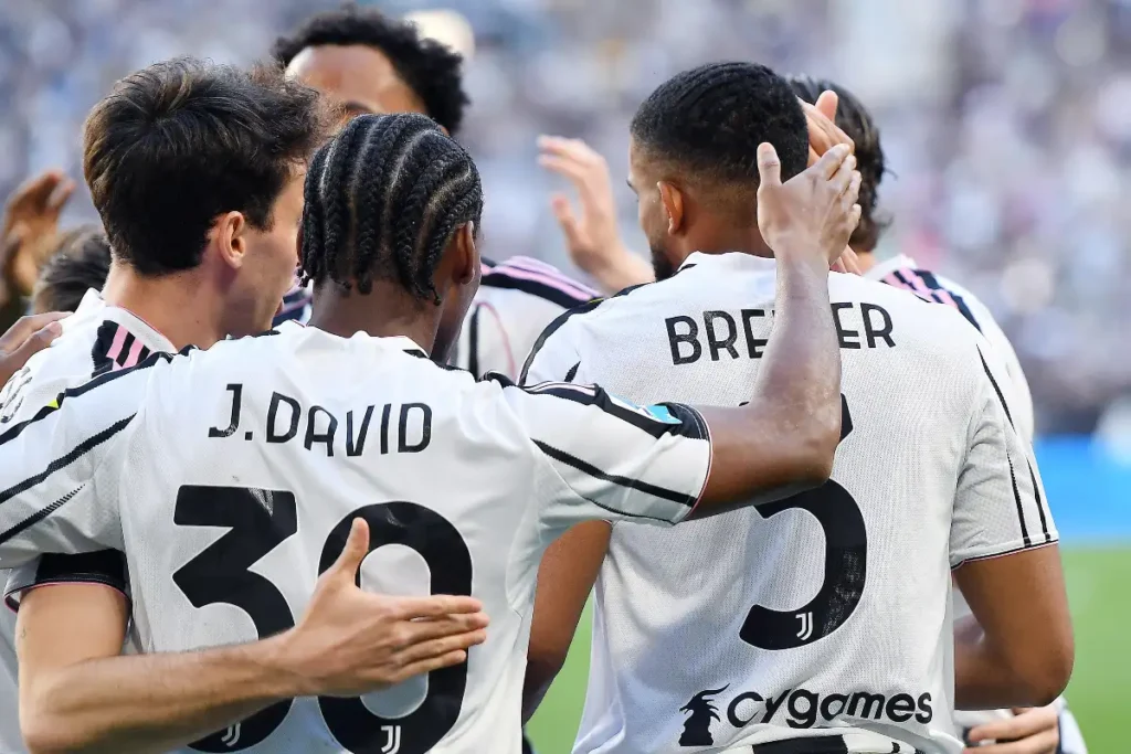 Giocatori della Juventus in campo festeggiano per il gol