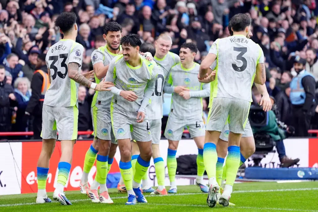 I calciatori del Manchester City si abbracciano ed esultano per la rete di Tijjani Reijnders contro il Nottingham