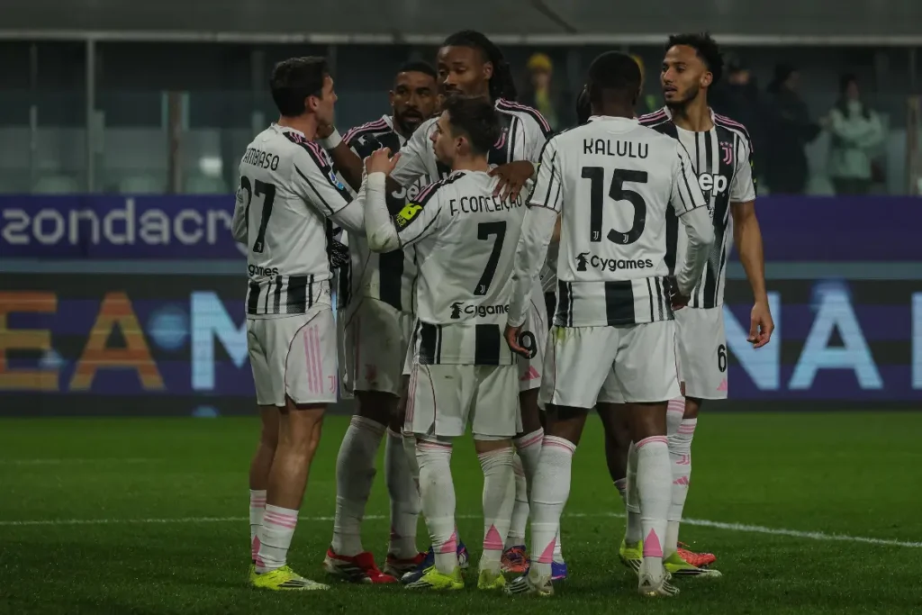 I calciatori della Juventus esultano dopo la rete realizzata da Gleison Bremer nel match contro il Parma